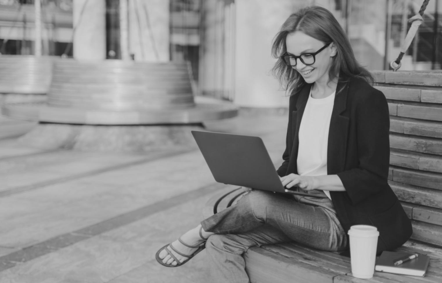 Organisation financière avec documents et ordinateur portable