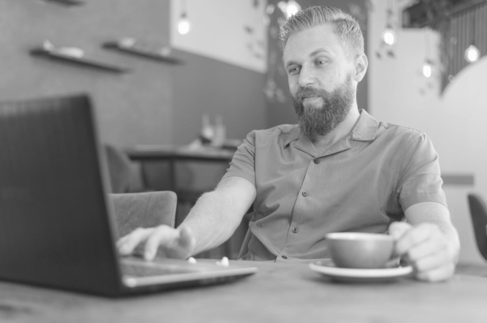 Équipe cadryntovira travaillant sur des analyses budgétaires